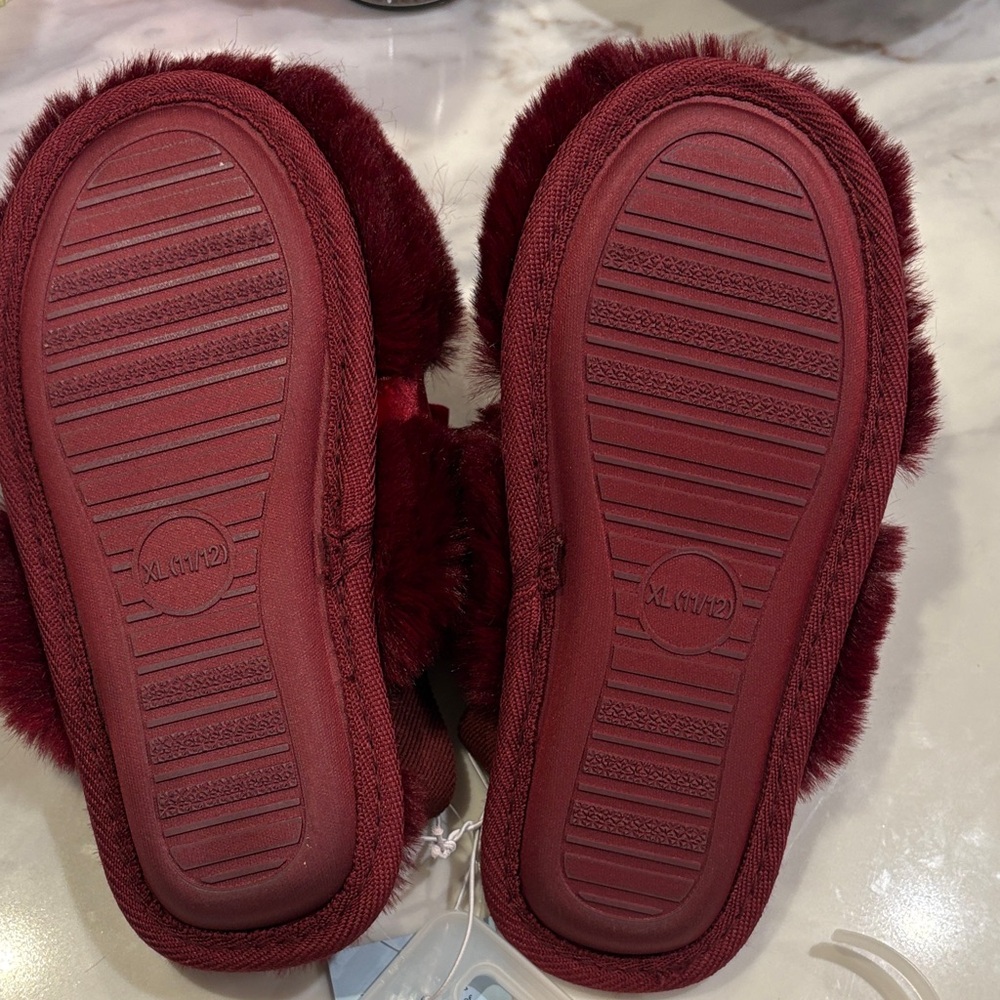Cat & Jack Wine Faux Fur Bow Slippers - Picture 5 of 5